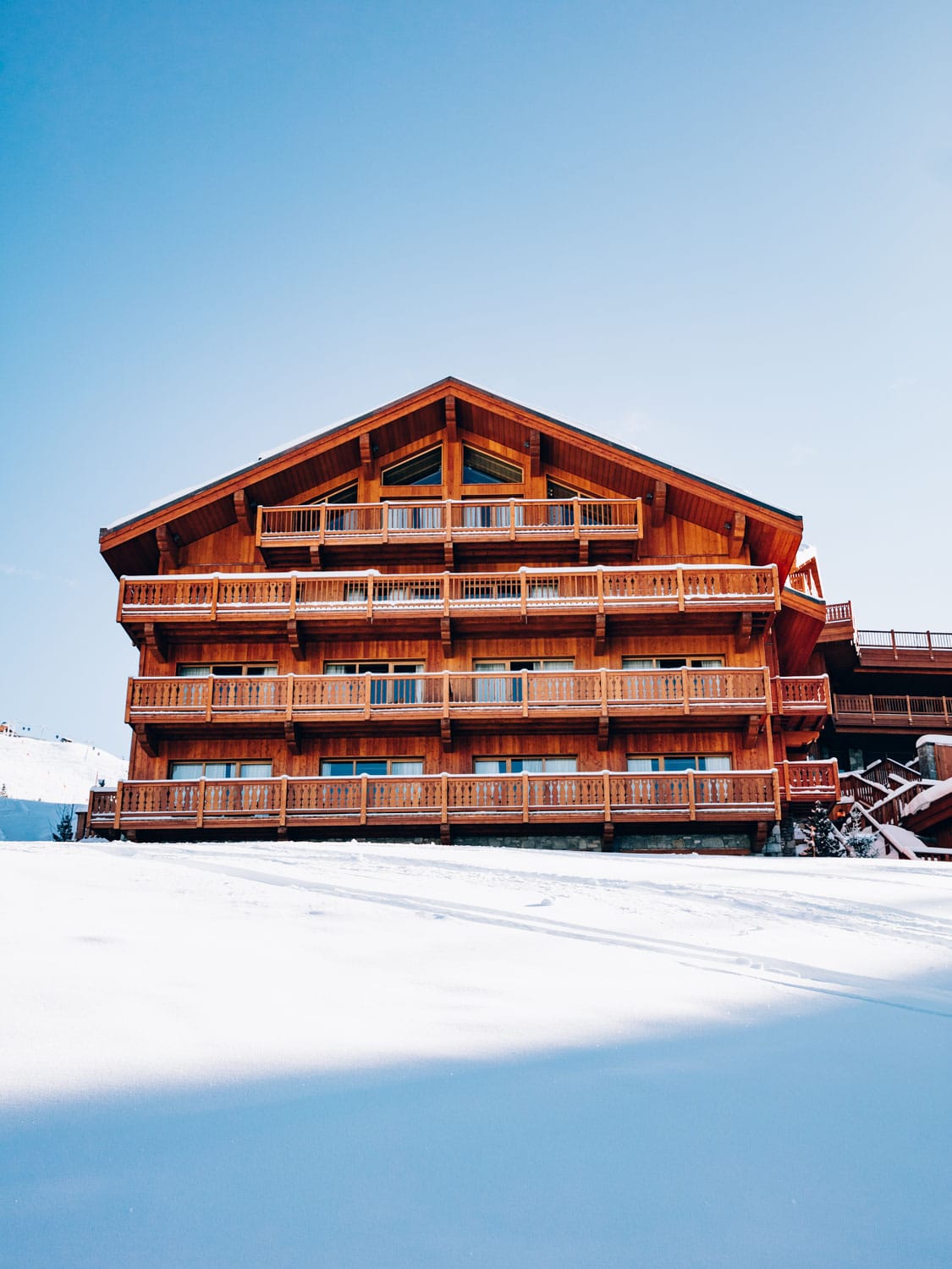 Panoramic view of snow-covered chalets and slopes in Méribel